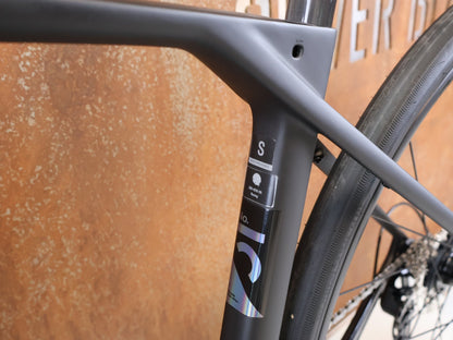 Rennrad von Trek, TREK DOMANE SL 5 GEN 5 MATTE DEEP SMOKE / S vor USEDBIKES-OB.DE Hintergrund