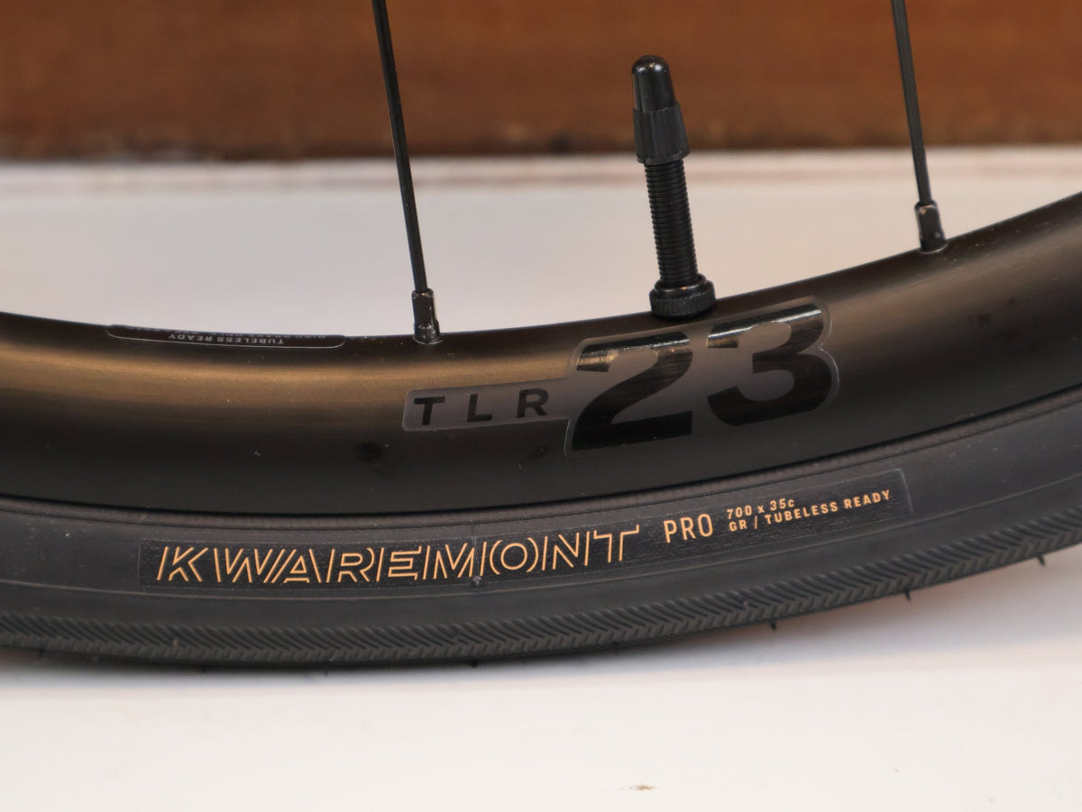Rennrad von Trek, TREK DOMANE SL 5 GEN 5 MATTE DEEP SMOKE / S vor USEDBIKES-OB.DE Hintergrund