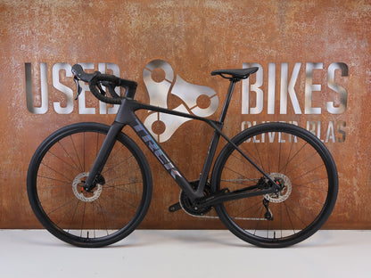 Rennrad von Trek, TREK DOMANE SL 5 GEN 5 MATTE DEEP SMOKE / S vor USEDBIKES-OB.DE Hintergrund