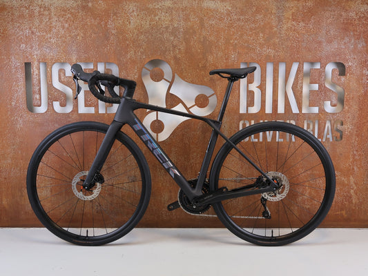 Rennrad von Trek, TREK DOMANE SL 5 GEN 5 MATTE DEEP SMOKE / S vor USEDBIKES-OB.DE Hintergrund