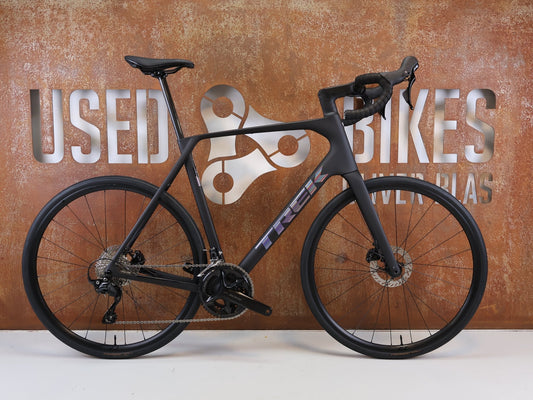 Rennrad von Trek, TREK DOMANE SL 5 GEN 5 MATTE DEEP SMOKE / XL vor USEDBIKES-OB.DE Hintergrund