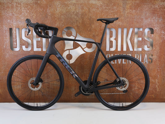 Rennrad von Trek, TREK DOMANE SL 5 GEN 5 MATTE DEEP SMOKE / XL vor USEDBIKES-OB.DE Hintergrund
