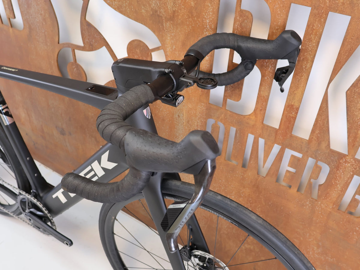 E-Rennrad/-Gravel von Trek, TREK DOMANE+ SL 6 AXS GEN 5 MATTE DEEP SMOKE / M/L / E-GRAVEL /-ROAD vor USEDBIKES-OB.DE Hintergrund