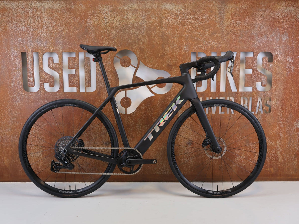 E-Rennrad/-Gravel von Trek, TREK DOMANE+ SL 6 AXS GEN 5 MATTE DEEP SMOKE / M/L / E-GRAVEL /-ROAD vor USEDBIKES-OB.DE Hintergrund