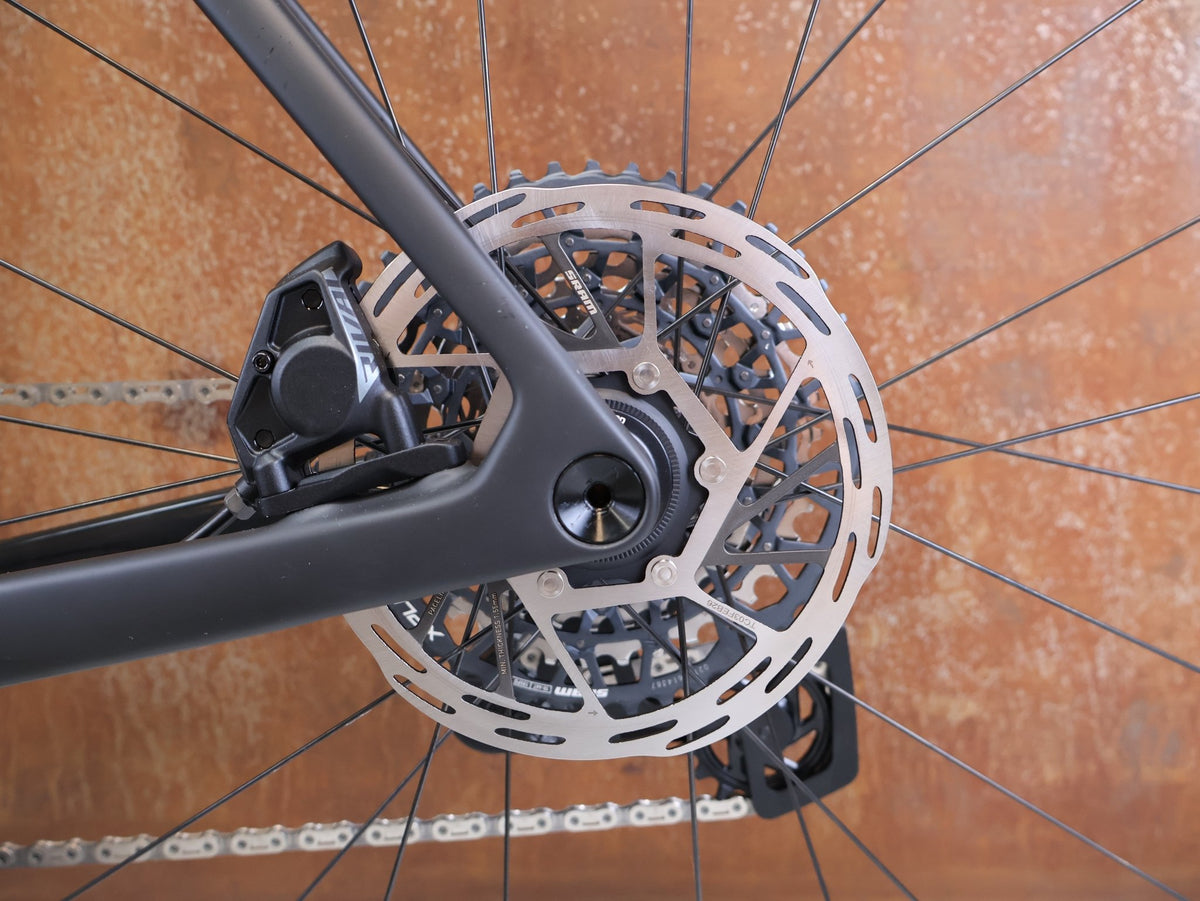 E-Rennrad/-Gravel von Trek, TREK DOMANE+ SL 6 AXS GEN 5 MATTE DEEP SMOKE / M/L / E-GRAVEL /-ROAD vor USEDBIKES-OB.DE Hintergrund