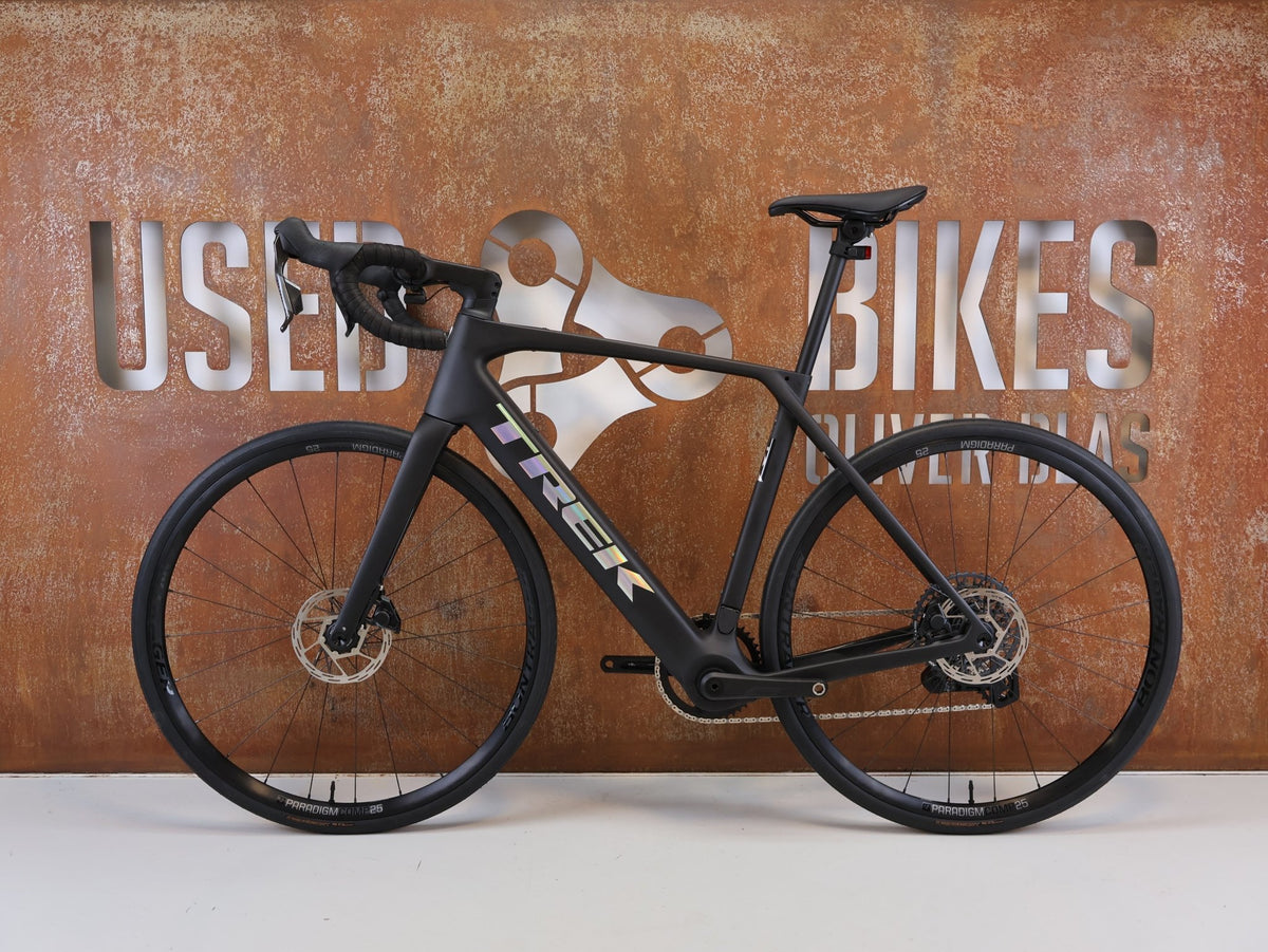 E-Rennrad/-Gravel von Trek, TREK DOMANE+ SL 6 AXS GEN 5 MATTE DEEP SMOKE / M/L / E-GRAVEL /-ROAD vor USEDBIKES-OB.DE Hintergrund