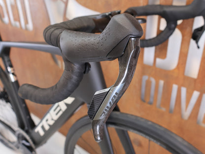 E-Rennrad/-Gravel von Trek, TREK DOMANE+ SL 6 AXS GEN 5 MATTE DEEP SMOKE / M/L / E-GRAVEL /-ROAD vor USEDBIKES-OB.DE Hintergrund