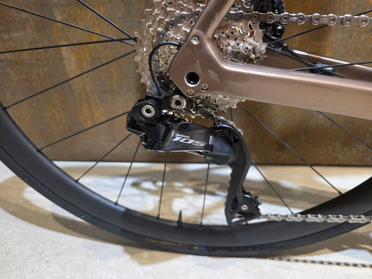 Rennrad von Trek, TREK DOMANE SL 6 GEN 4 / DARK STAR TO BRONZE AGE FADE / 56CM vor USEDBIKES - OB.DE Hintergrund