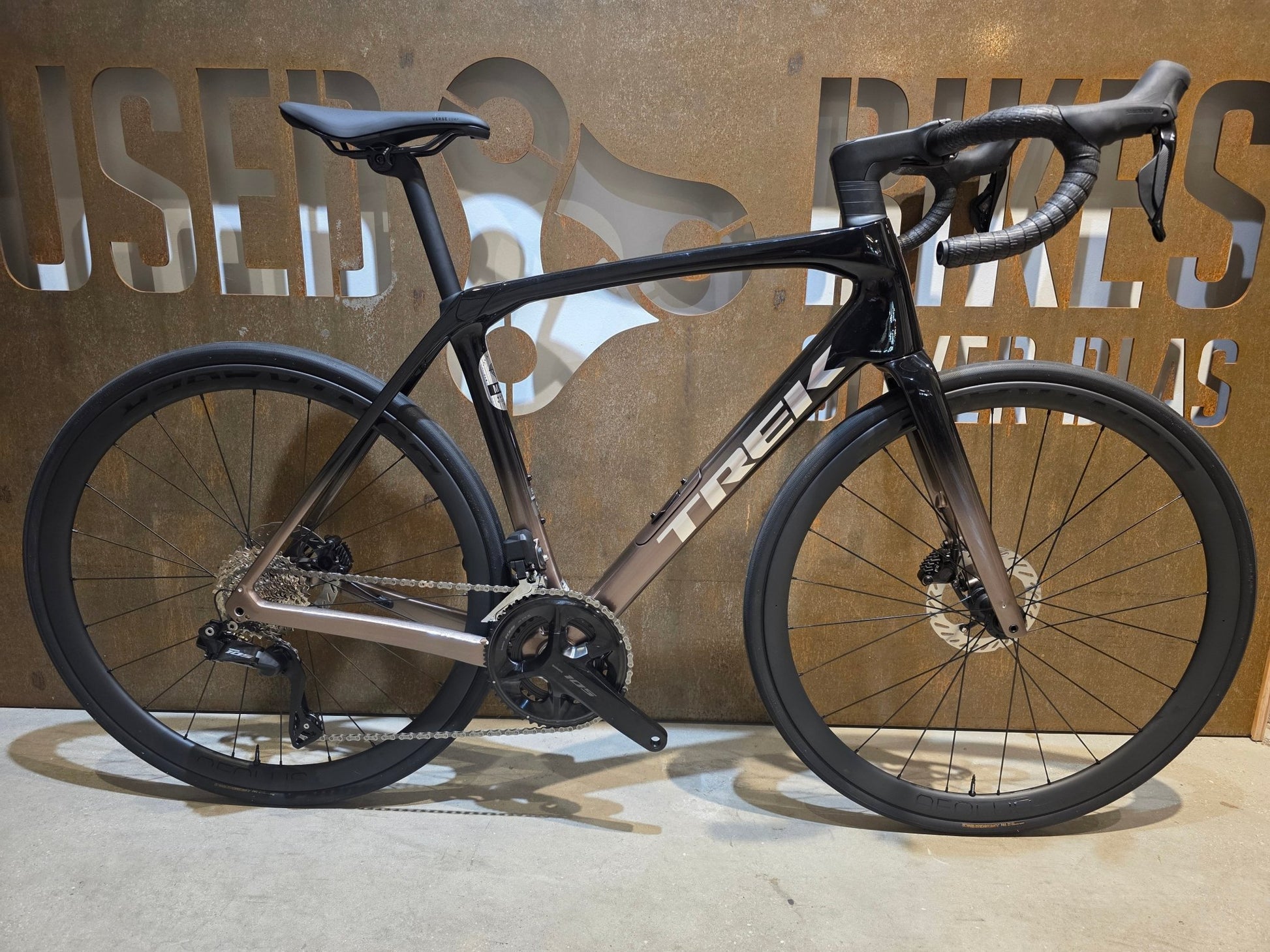 Rennrad von Trek, TREK DOMANE SL 6 GEN 4 / DARK STAR TO BRONZE AGE FADE / 56CM vor USEDBIKES - OB.DE Hintergrund