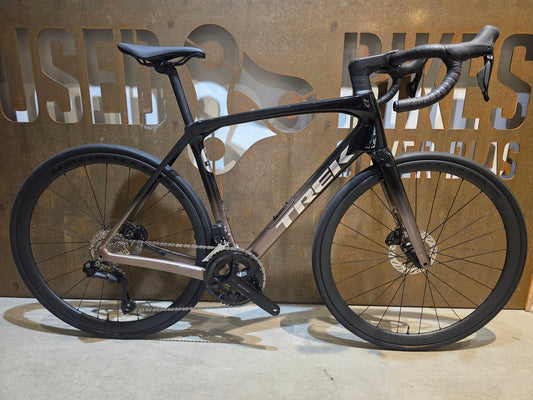 Rennrad von Trek, TREK DOMANE SL 6 GEN 4 / DARK STAR TO BRONZE AGE FADE / 56CM vor USEDBIKES - OB.DE Hintergrund