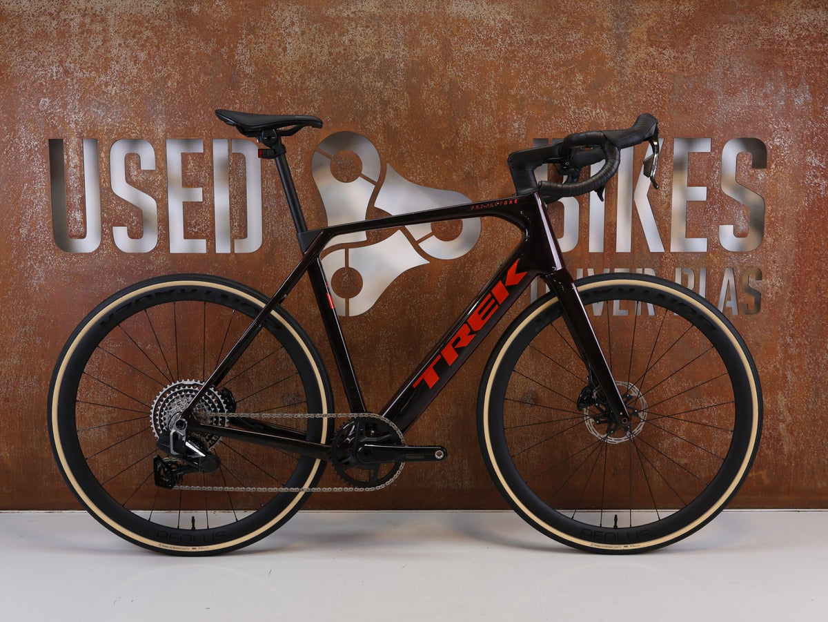E-Rennrad/-Gravel von Trek, TREK DOMANE+ SL 7 AXS GEN 5 SERPENTINE / L / E-GRAVEL /-ROAD vor USEDBIKES-OB.DE Hintergrund