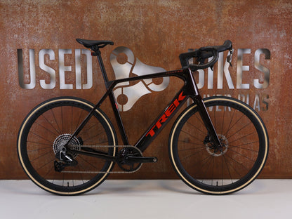 E-Rennrad/-Gravel von Trek, TREK DOMANE+ SL 7 AXS GEN 5 SERPENTINE / L / E-GRAVEL /-ROAD vor USEDBIKES-OB.DE Hintergrund