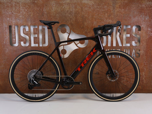 E-Rennrad/-Gravel von Trek, TREK DOMANE+ SL 7 AXS GEN 5 SERPENTINE / L / E-GRAVEL /-ROAD vor USEDBIKES-OB.DE Hintergrund