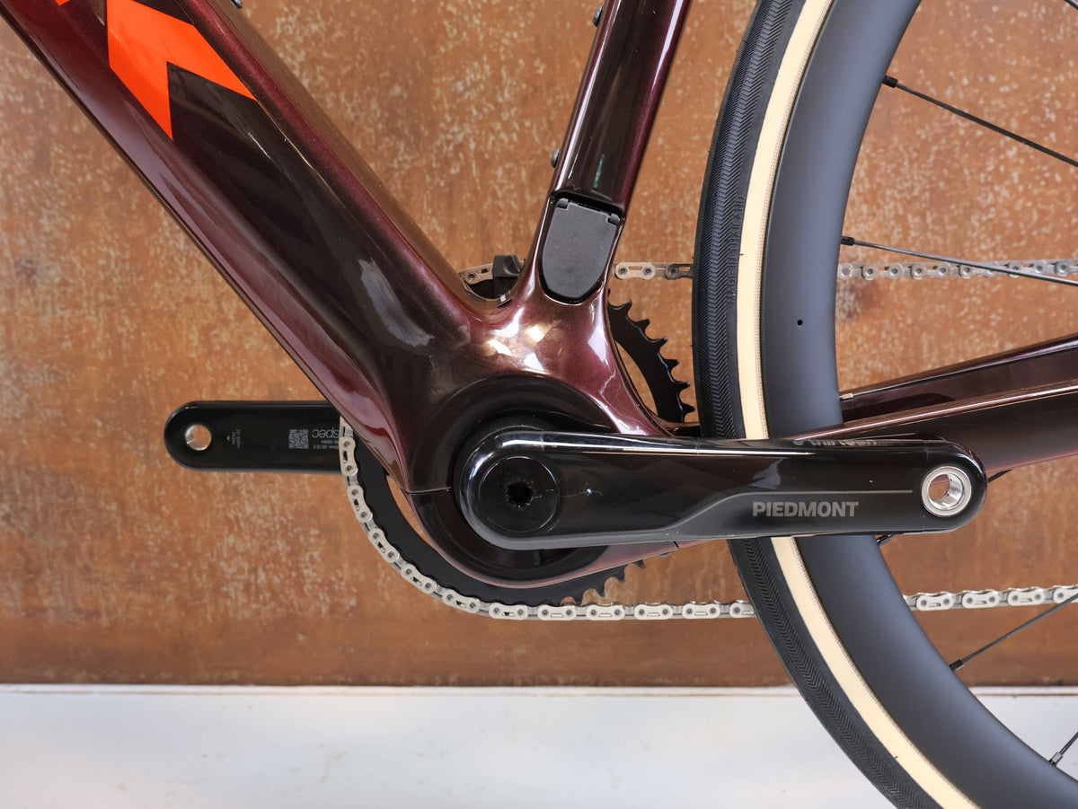 E-Rennrad/-Gravel von Trek, TREK DOMANE+ SL 7 AXS GEN 5 SERPENTINE / L / E-GRAVEL /-ROAD vor USEDBIKES-OB.DE Hintergrund