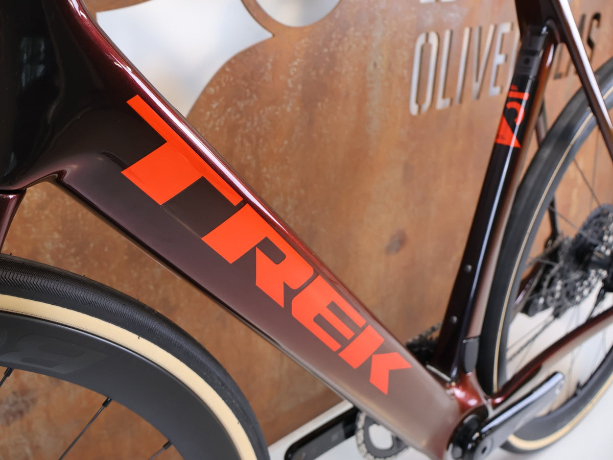 E-Rennrad/-Gravel von Trek, TREK DOMANE+ SL 7 AXS GEN 5 SERPENTINE / L / E-GRAVEL /-ROAD vor USEDBIKES-OB.DE Hintergrund