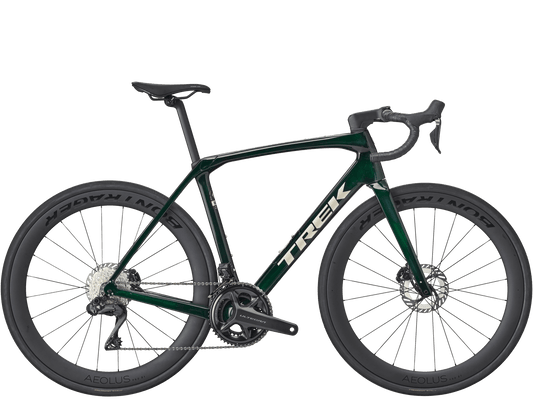 Rennrad von Trek, TREK DOMANE SL 7 GEN 4 CARBON RENNRAD ULTEGRA DI2 / 54CM vor USEDBIKES-OB.DE Hintergrund