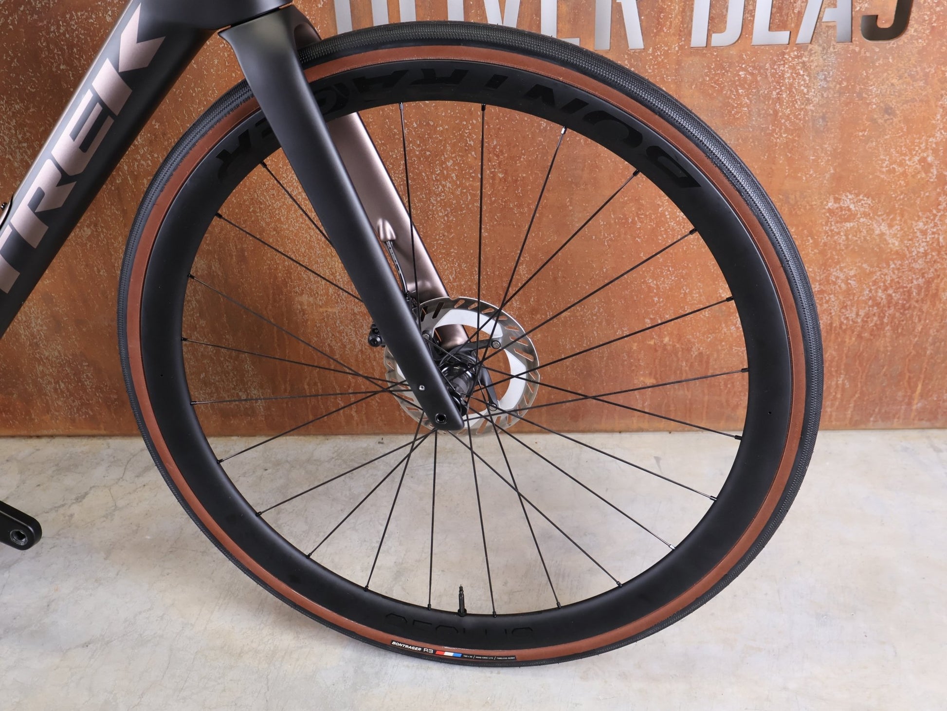 Rennrad von Trek, TREK DOMANE SL 7 GEN 4 / DARK WEB BLACK / 56CM vor USEDBIKES - OB.DE Hintergrund