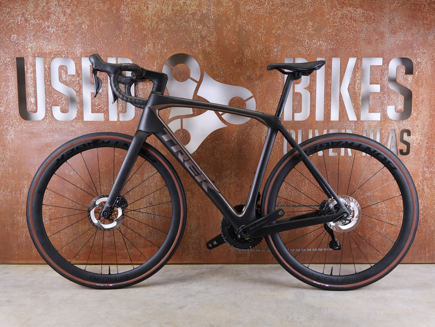 Rennrad von Trek, TREK DOMANE SL 7 GEN 4 / DARK WEB BLACK / 56CM vor USEDBIKES - OB.DE Hintergrund