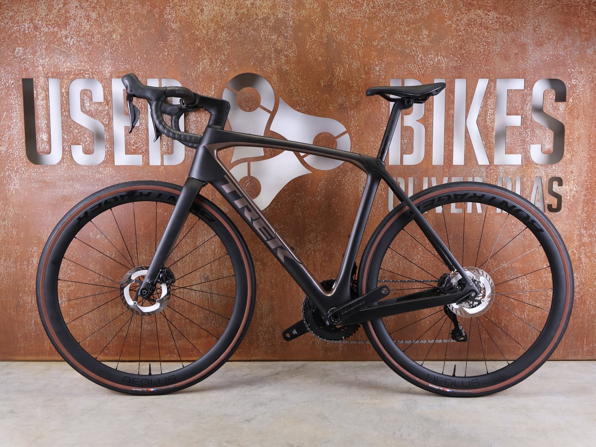 Rennrad von Trek, TREK DOMANE SL 7 GEN 4 / DARK WEB BLACK / 56CM vor USEDBIKES - OB.DE Hintergrund