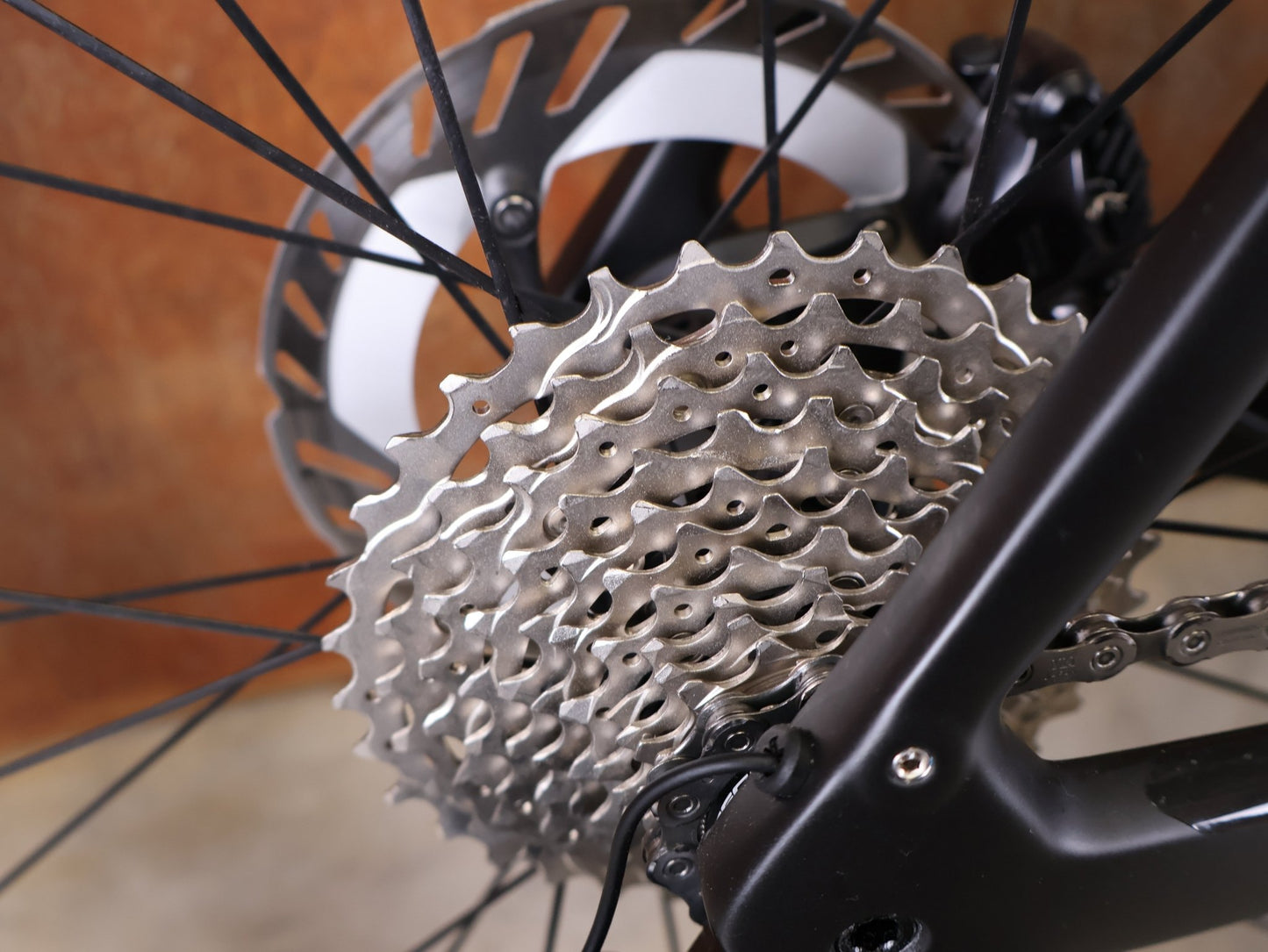 Rennrad von Trek, TREK DOMANE SL 7 GEN 4 / DARK WEB BLACK / 56CM vor USEDBIKES - OB.DE Hintergrund