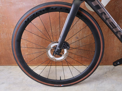 Rennrad von Trek, TREK DOMANE SL 7 GEN 4 / DARK WEB BLACK / 56CM vor USEDBIKES - OB.DE Hintergrund