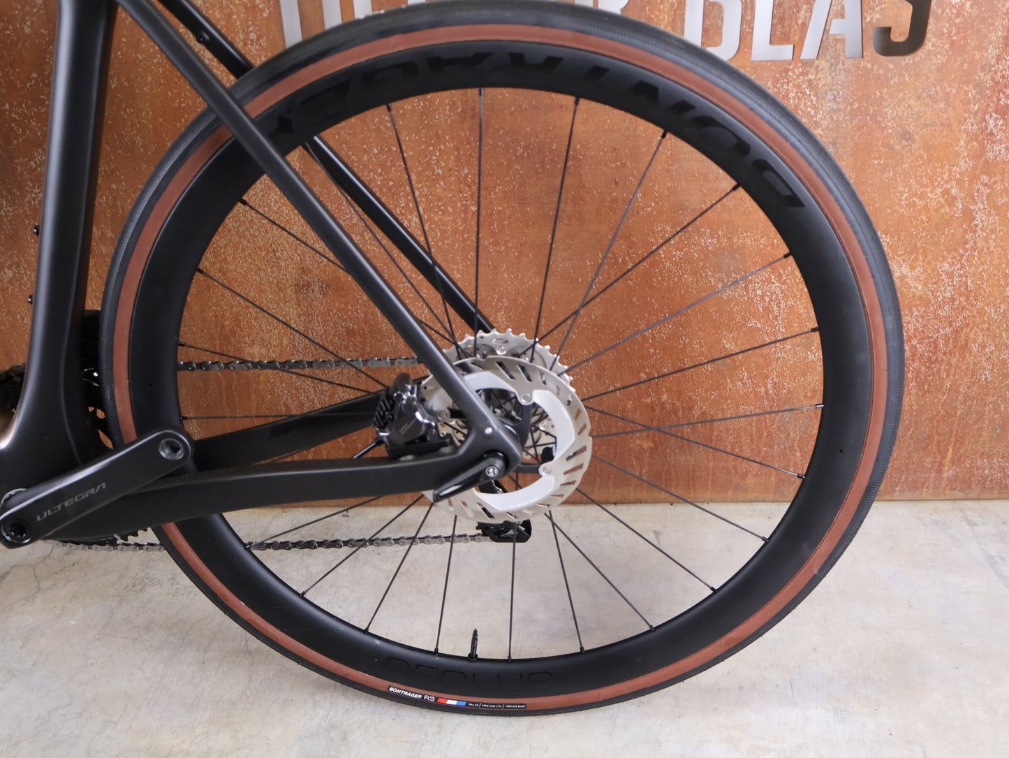 Rennrad von Trek, TREK DOMANE SL 7 GEN 4 / DARK WEB BLACK / 56CM vor USEDBIKES - OB.DE Hintergrund