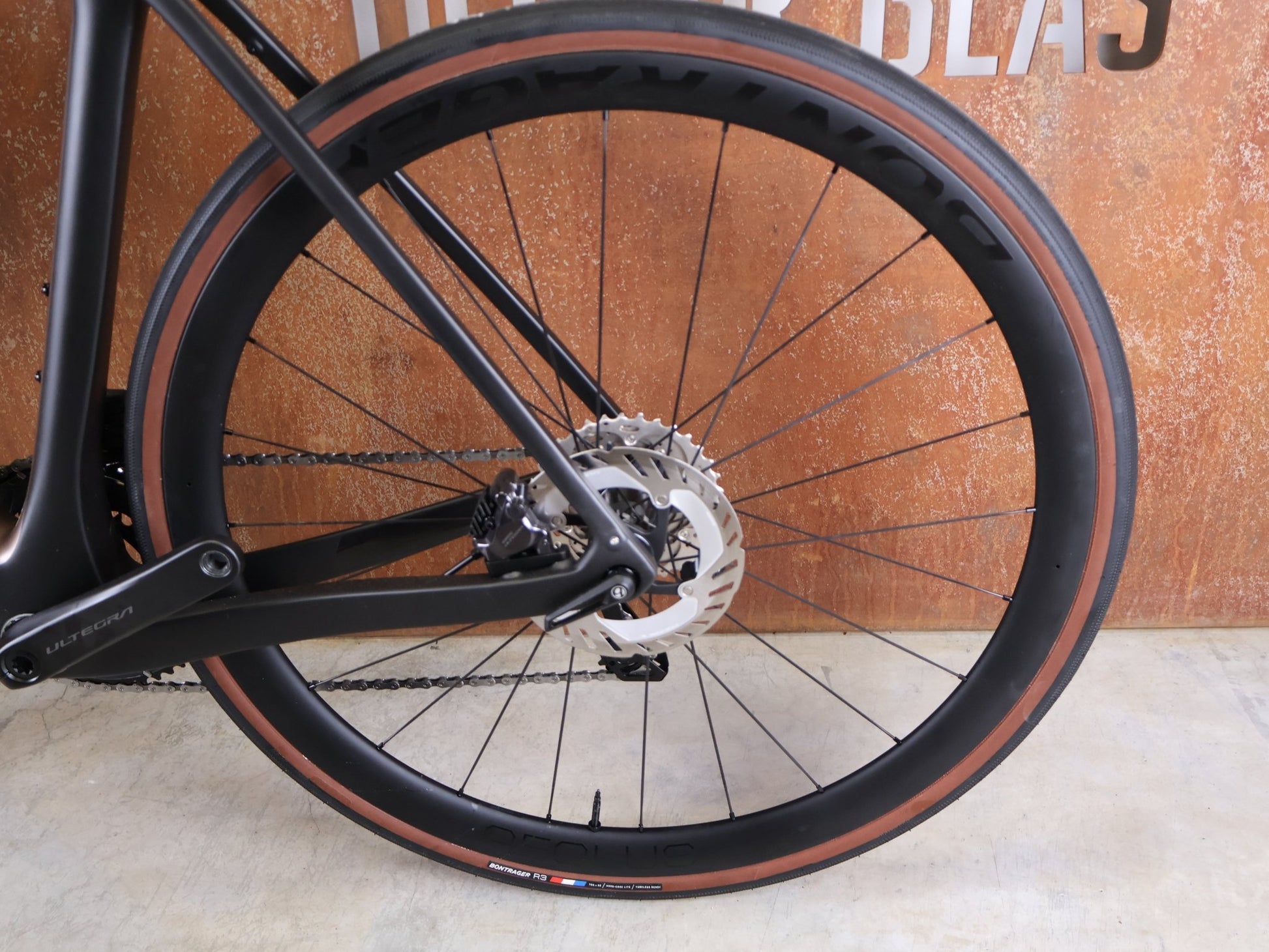 Rennrad von Trek, TREK DOMANE SL 7 GEN 4 / DARK WEB BLACK / 56CM vor USEDBIKES - OB.DE Hintergrund