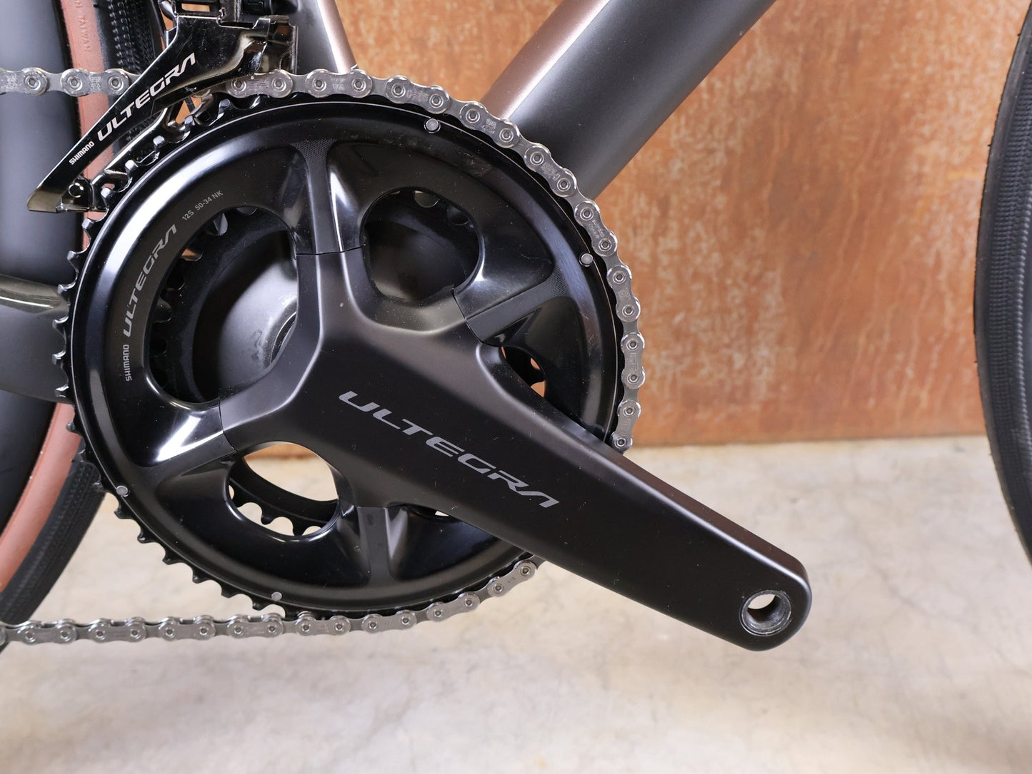 Rennrad von Trek, TREK DOMANE SL 7 GEN 4 / DARK WEB BLACK / 56CM vor USEDBIKES - OB.DE Hintergrund