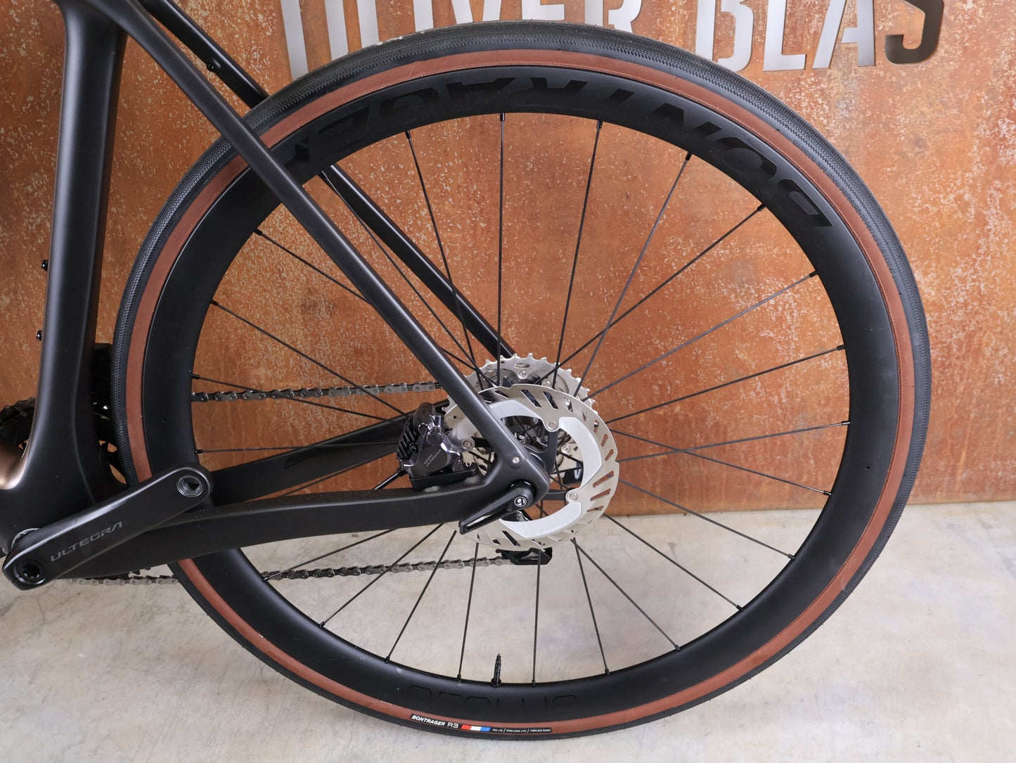 Rennrad von Trek, TREK DOMANE SL 7 GEN 4 / DARK WEB BLACK / 56CM vor USEDBIKES - OB.DE Hintergrund