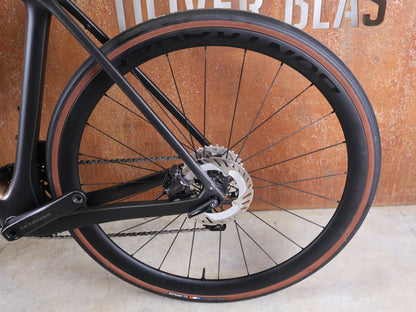 Rennrad von Trek, TREK DOMANE SL 7 GEN 4 / DARK WEB BLACK / 56CM vor USEDBIKES - OB.DE Hintergrund