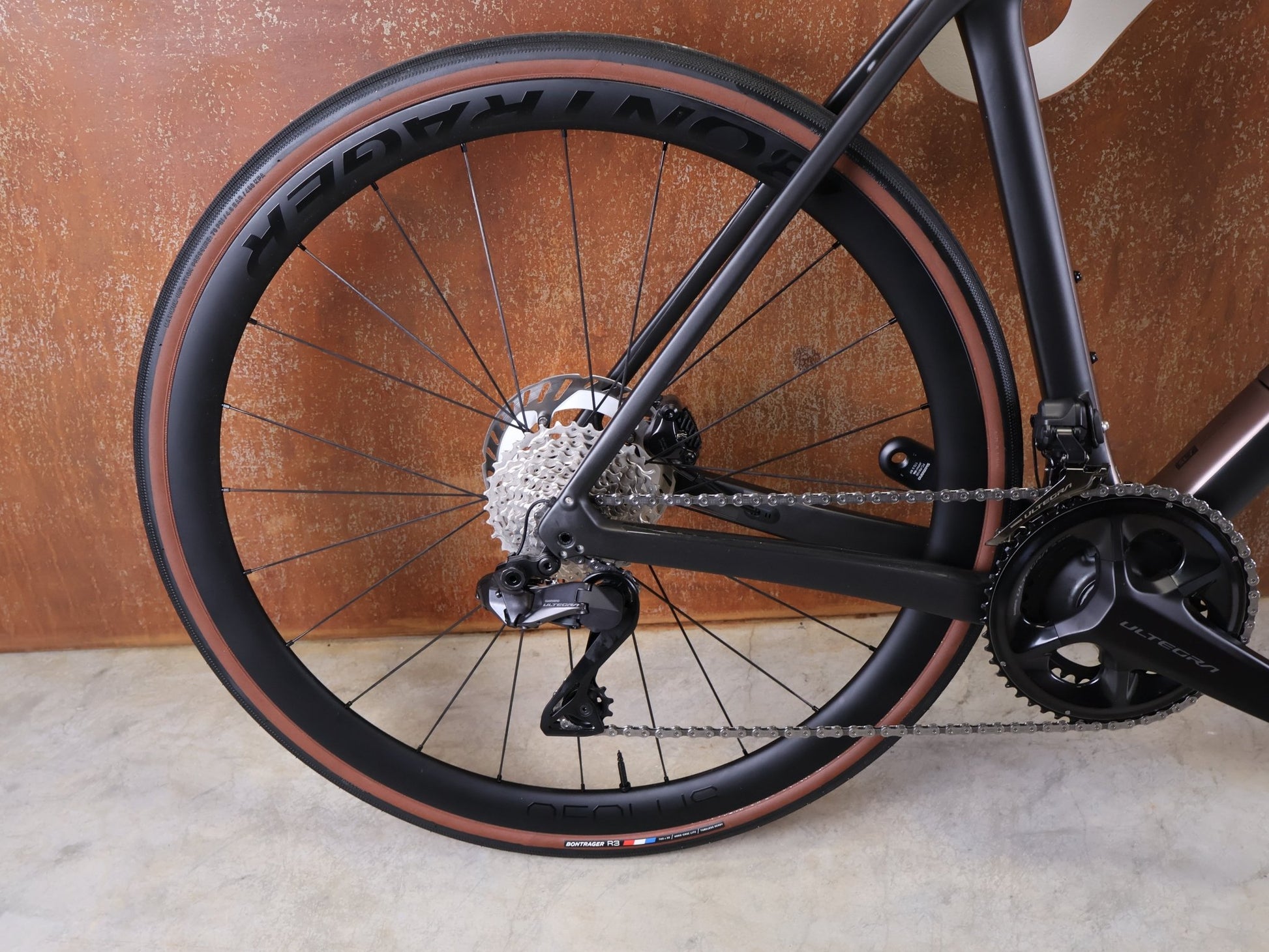 Rennrad von Trek, TREK DOMANE SL 7 GEN 4 / DARK WEB BLACK / 56CM vor USEDBIKES - OB.DE Hintergrund