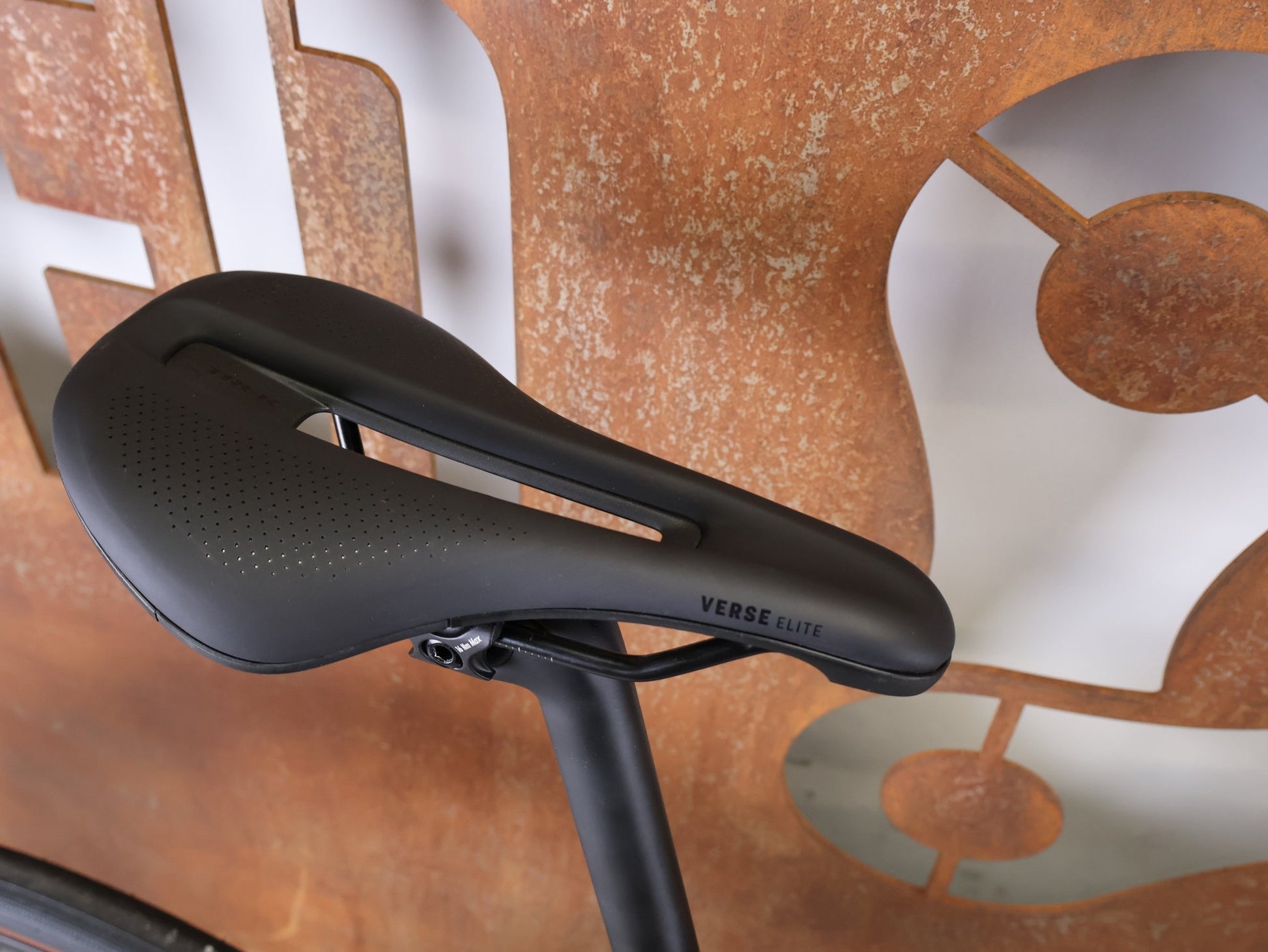 Rennrad von Trek, TREK DOMANE SL 7 GEN 4 / DARK WEB BLACK / 56CM vor USEDBIKES - OB.DE Hintergrund