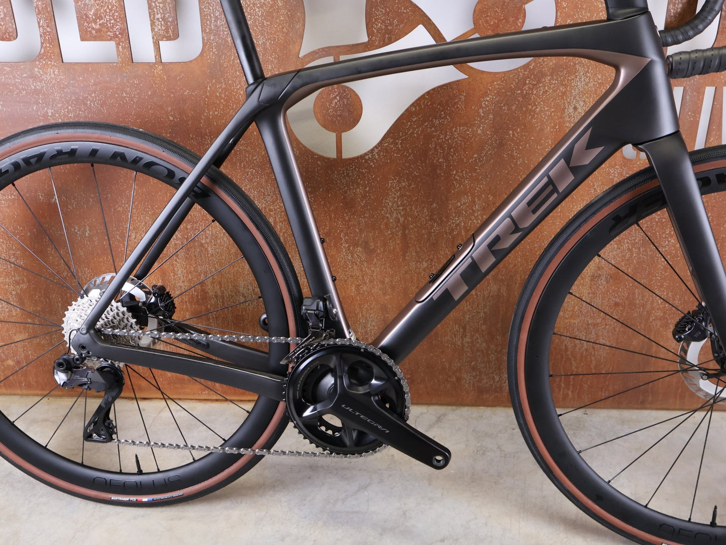 Rennrad von Trek, TREK DOMANE SL 7 GEN 4 / DARK WEB BLACK / 56CM vor USEDBIKES - OB.DE Hintergrund