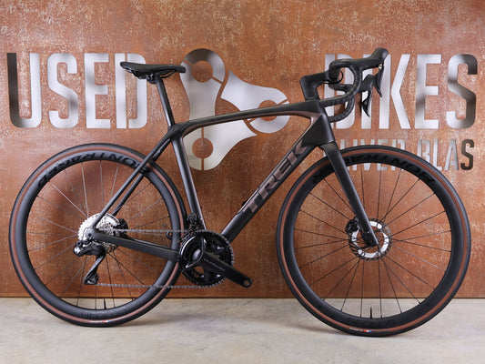 Rennrad von Trek, TREK DOMANE SL 7 GEN 4 / DARK WEB BLACK / 56CM vor USEDBIKES - OB.DE Hintergrund