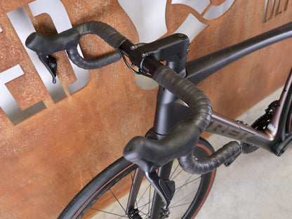 Rennrad von Trek, TREK DOMANE SL 7 GEN 4 / DARK WEB BLACK / 56CM vor USEDBIKES - OB.DE Hintergrund