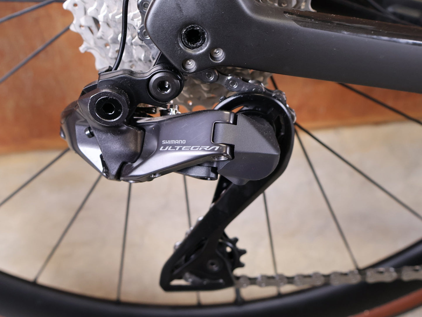 Rennrad von Trek, TREK DOMANE SL 7 GEN 4 / DARK WEB BLACK / 56CM vor USEDBIKES - OB.DE Hintergrund