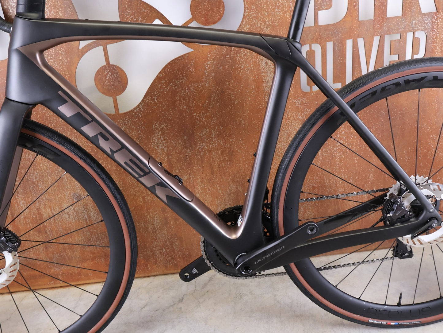 Rennrad von Trek, TREK DOMANE SL 7 GEN 4 / DARK WEB BLACK / 56CM vor USEDBIKES - OB.DE Hintergrund