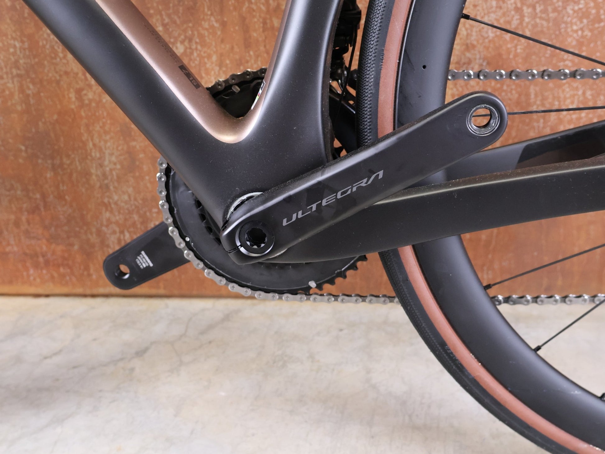 Rennrad von Trek, TREK DOMANE SL 7 GEN 4 / DARK WEB BLACK / 56CM vor USEDBIKES - OB.DE Hintergrund