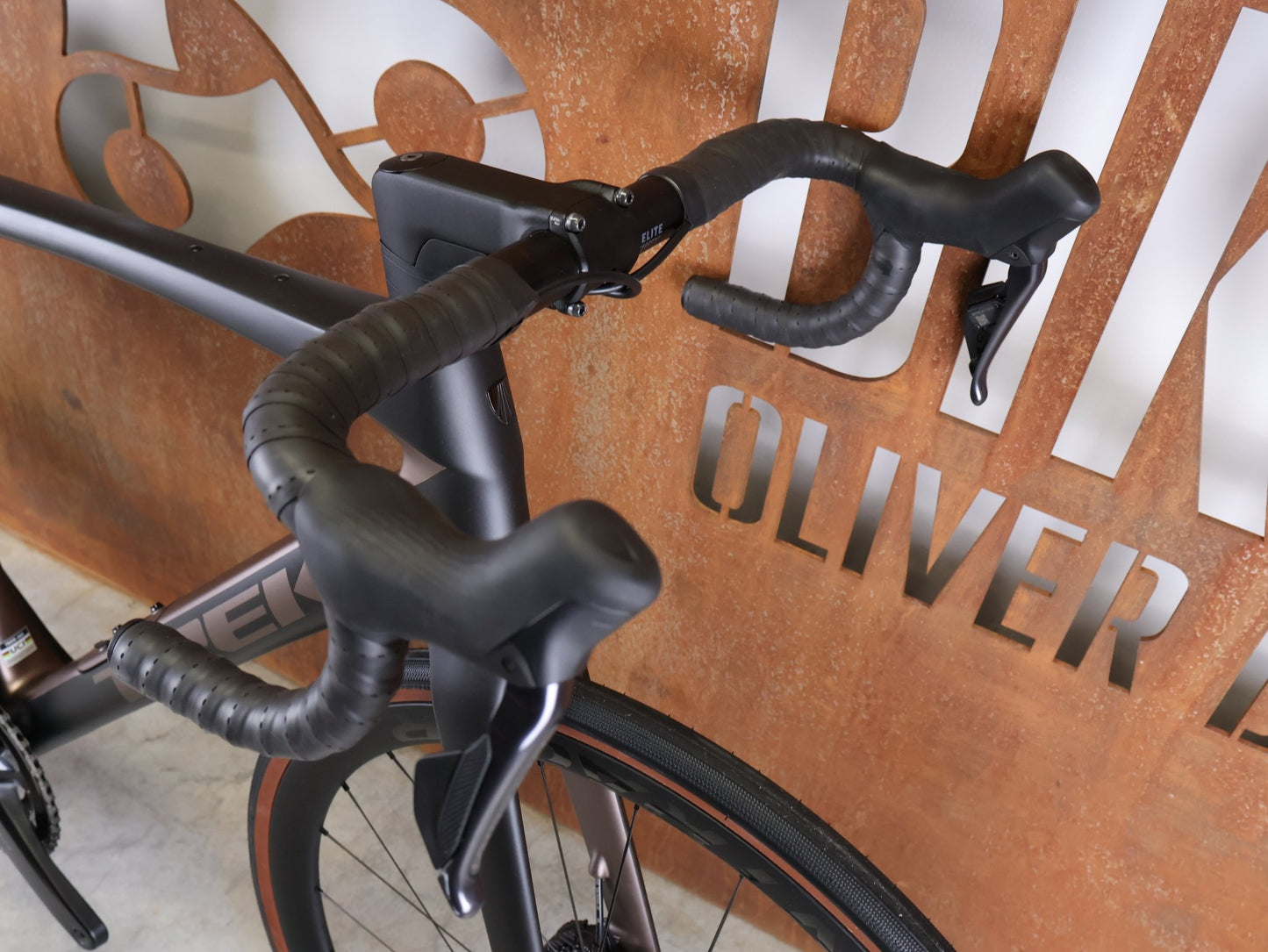 Rennrad von Trek, TREK DOMANE SL 7 GEN 4 / DARK WEB BLACK / 56CM vor USEDBIKES - OB.DE Hintergrund