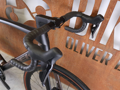 Rennrad von Trek, TREK DOMANE SL 7 GEN 4 / DARK WEB BLACK / 56CM vor USEDBIKES - OB.DE Hintergrund