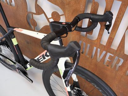 Rennrad von Trek, TREK DOMANE SL 7 GEN 5 ERA WHITE / S / 7.99KG vor USEDBIKES-OB.DE Hintergrund