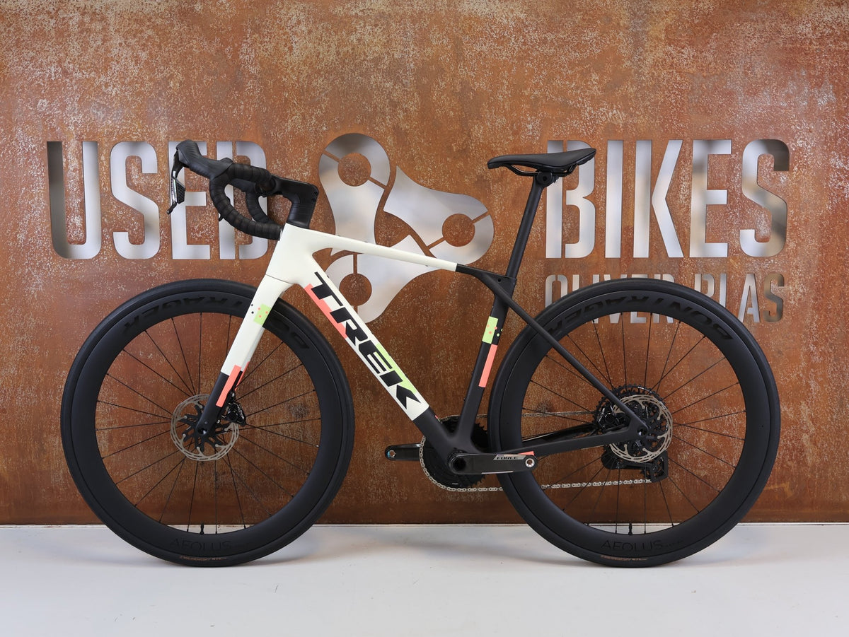 Rennrad von Trek, TREK DOMANE SL 7 GEN 5 ERA WHITE / S / 7.99KG vor USEDBIKES-OB.DE Hintergrund