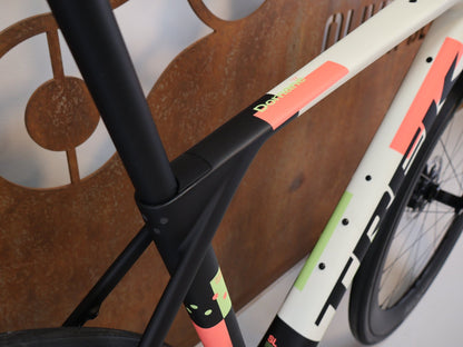 Rennrad von Trek, TREK DOMANE SL 7 GEN 5 ERA WHITE / S / 7.99KG vor USEDBIKES-OB.DE Hintergrund