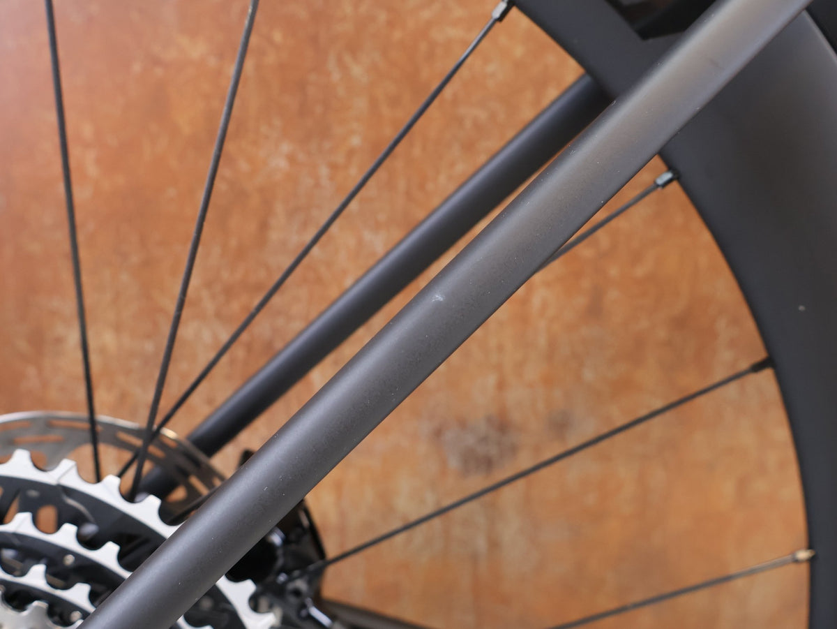 Rennrad von Trek, TREK DOMANE SL 7 GEN 5 ERA WHITE / S / 7.99KG vor USEDBIKES-OB.DE Hintergrund
