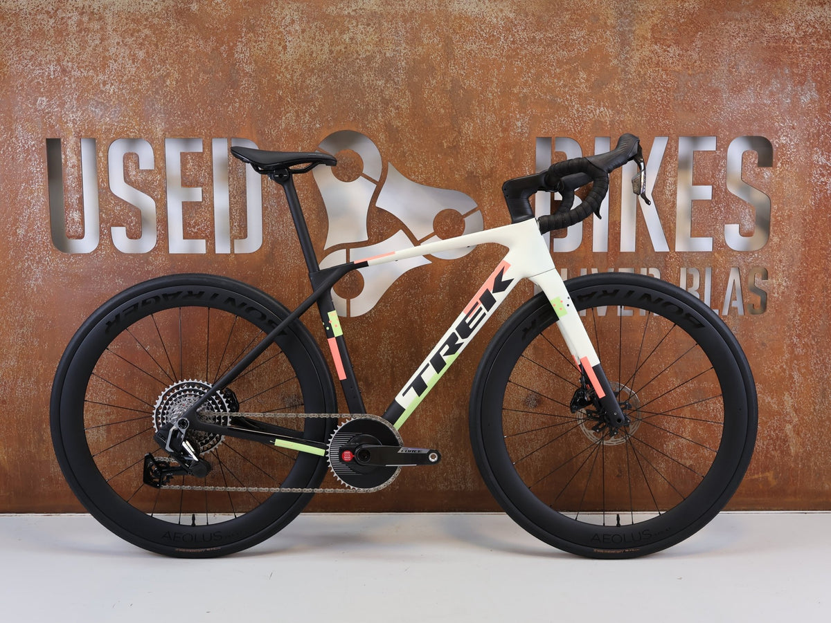Rennrad von Trek, TREK DOMANE SL 7 GEN 5 ERA WHITE / S / 7.99KG vor USEDBIKES-OB.DE Hintergrund