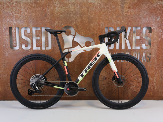 Rennrad von Trek, TREK DOMANE SL 7 GEN 5 ERA WHITE / S / 7.99KG vor USEDBIKES-OB.DE Hintergrund