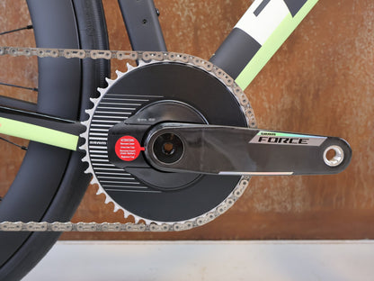 Rennrad von Trek, TREK DOMANE SL 7 GEN 5 ERA WHITE / S / 7.99KG vor USEDBIKES-OB.DE Hintergrund