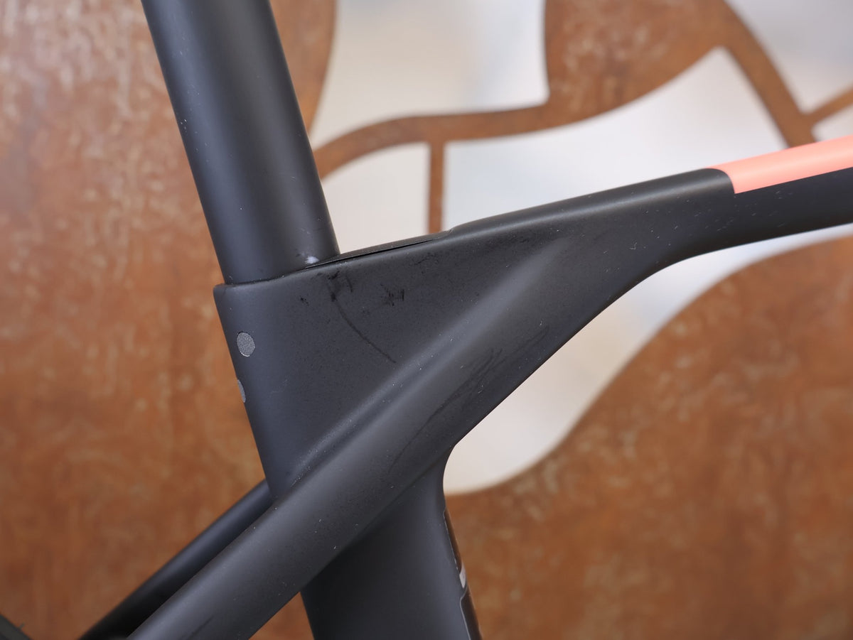 Rennrad von Trek, TREK DOMANE SL 7 GEN 5 ERA WHITE / S / 7.99KG vor USEDBIKES-OB.DE Hintergrund