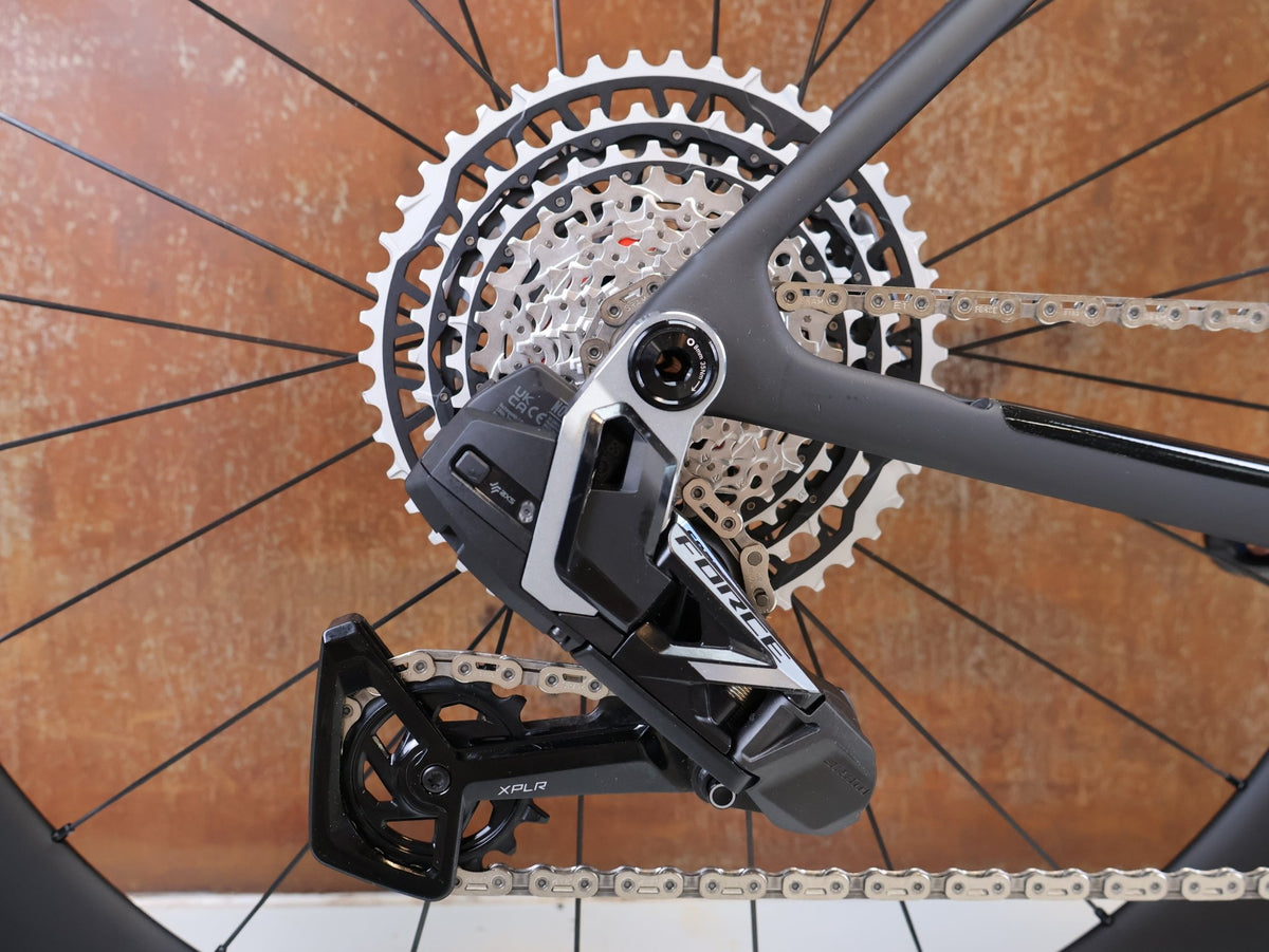 Rennrad von Trek, TREK DOMANE SL 7 GEN 5 ERA WHITE / S / 7.99KG vor USEDBIKES-OB.DE Hintergrund