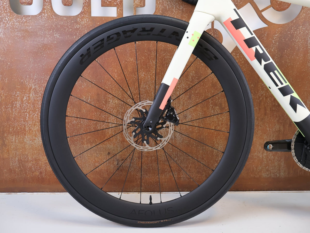 Rennrad von Trek, TREK DOMANE SL 7 GEN 5 ERA WHITE / S / 7.99KG vor USEDBIKES-OB.DE Hintergrund